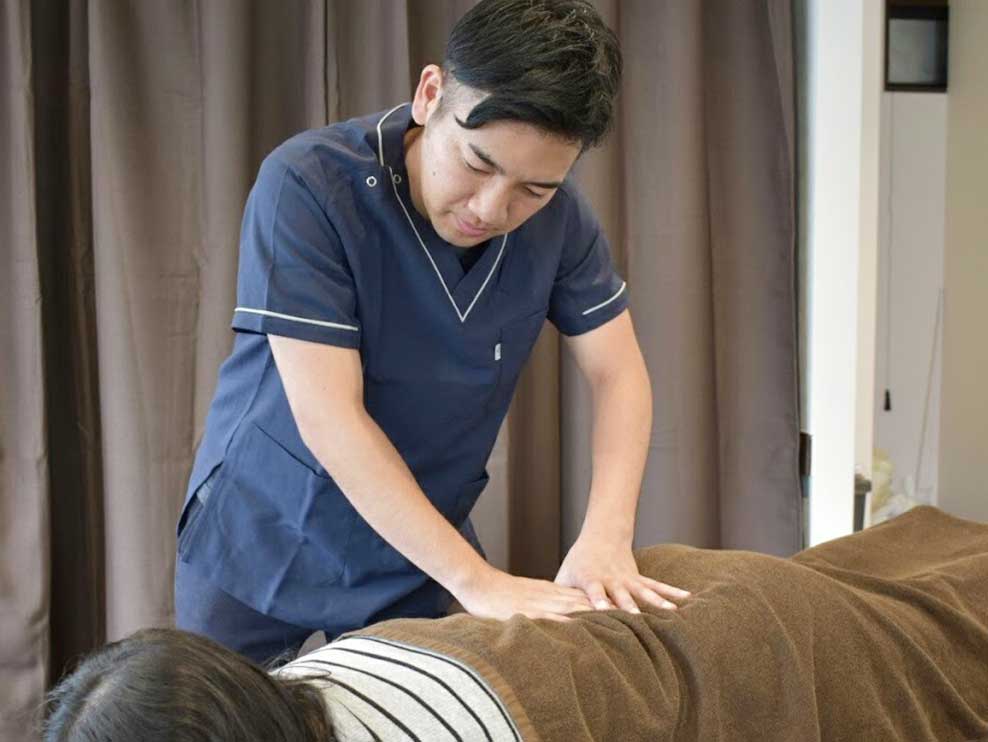 はやと骨盤整骨院の施術風景